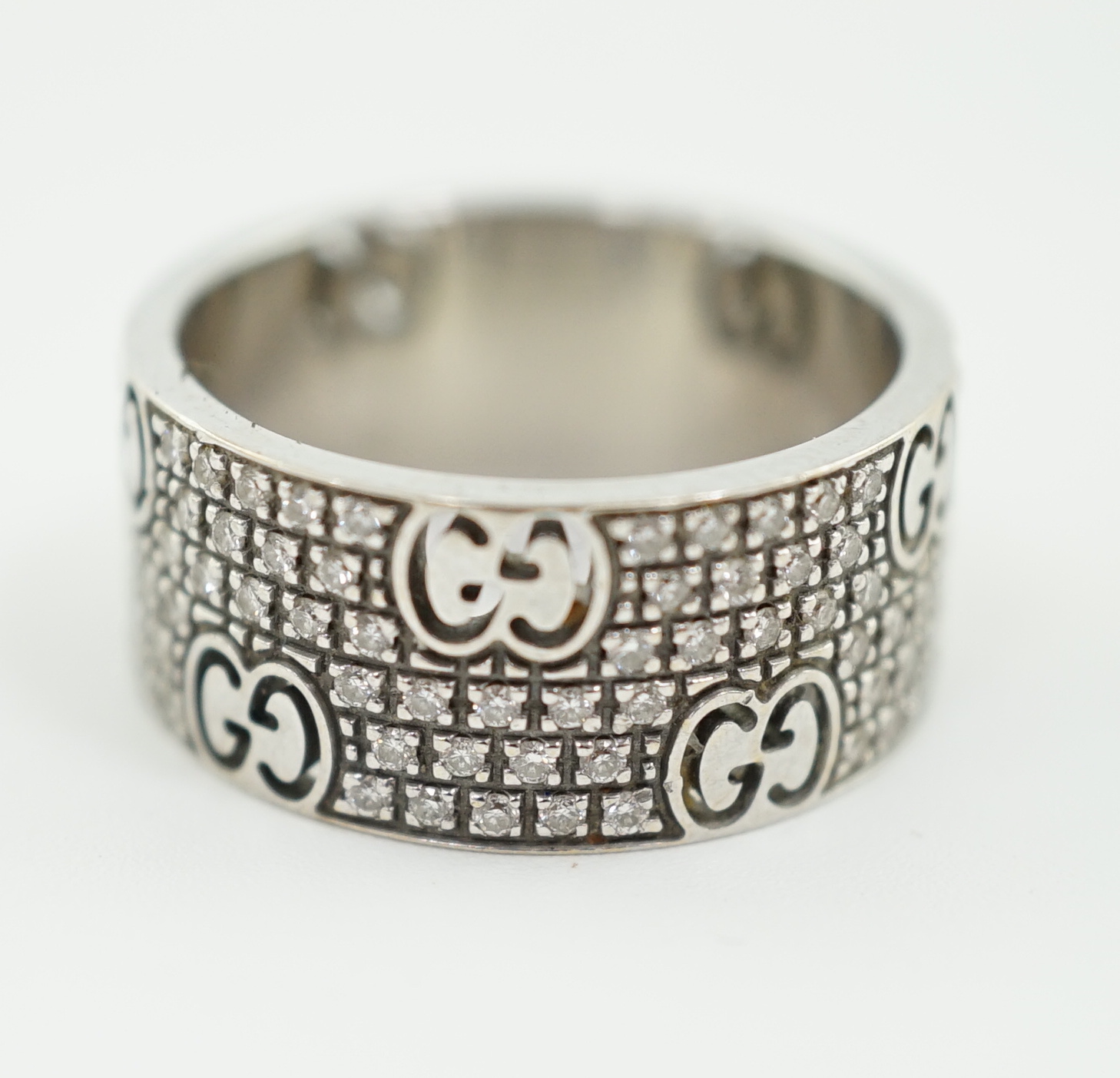 A modern Italian Gucci 18ct white gold and diamond chip cluster set couture band